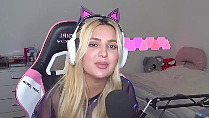 تاکسیک گرل امانگ اس