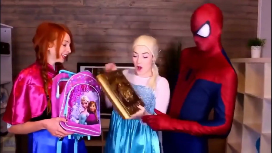 نمایش السا  انا  مرد عنکبوتی