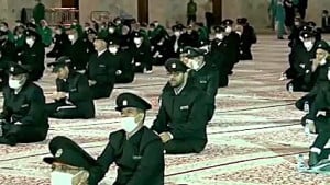 نور باشد سایه ای در پای دیوار...