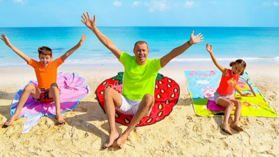 مکس و کتی در ساحل با شن بازی م...