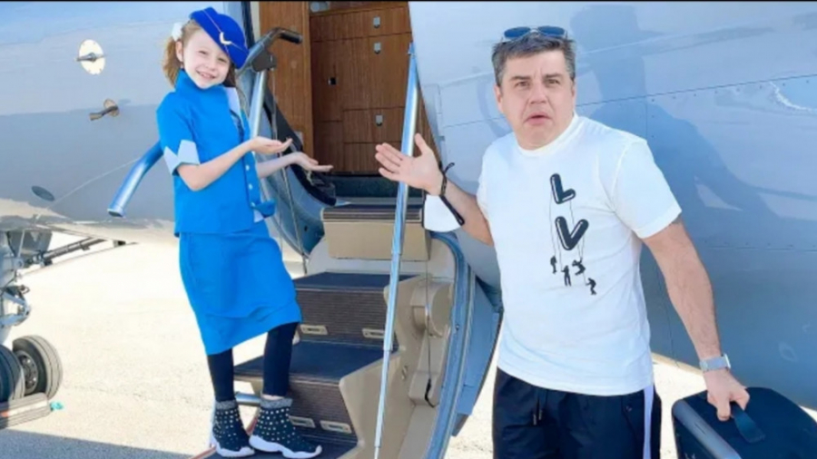 نستیا وانمود می کند که در هواپ...