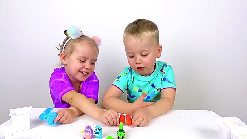 گبی و الکس در حال بازی  ماجرا...