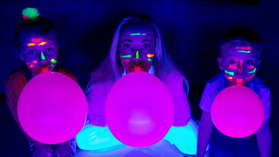 زمان بازی گابی و الکس با مامان...