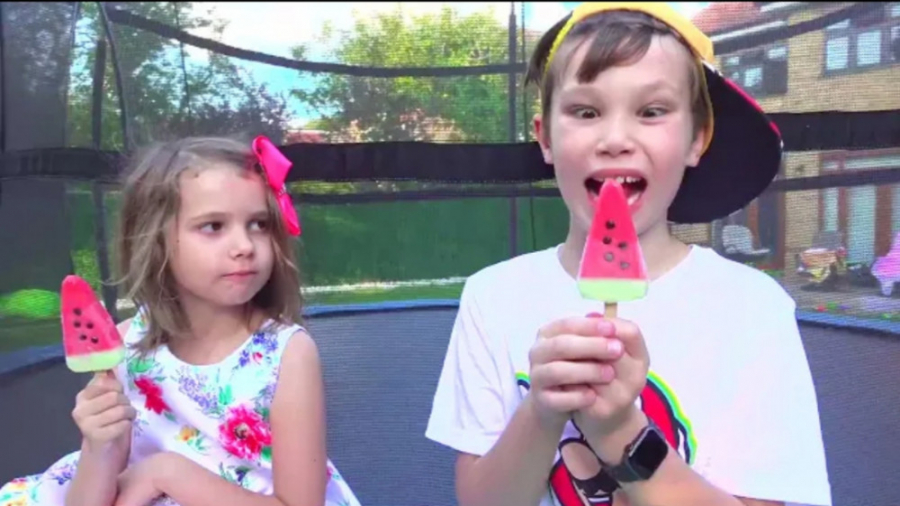 مکس و کتی مزاحم خواب پدر می شو...