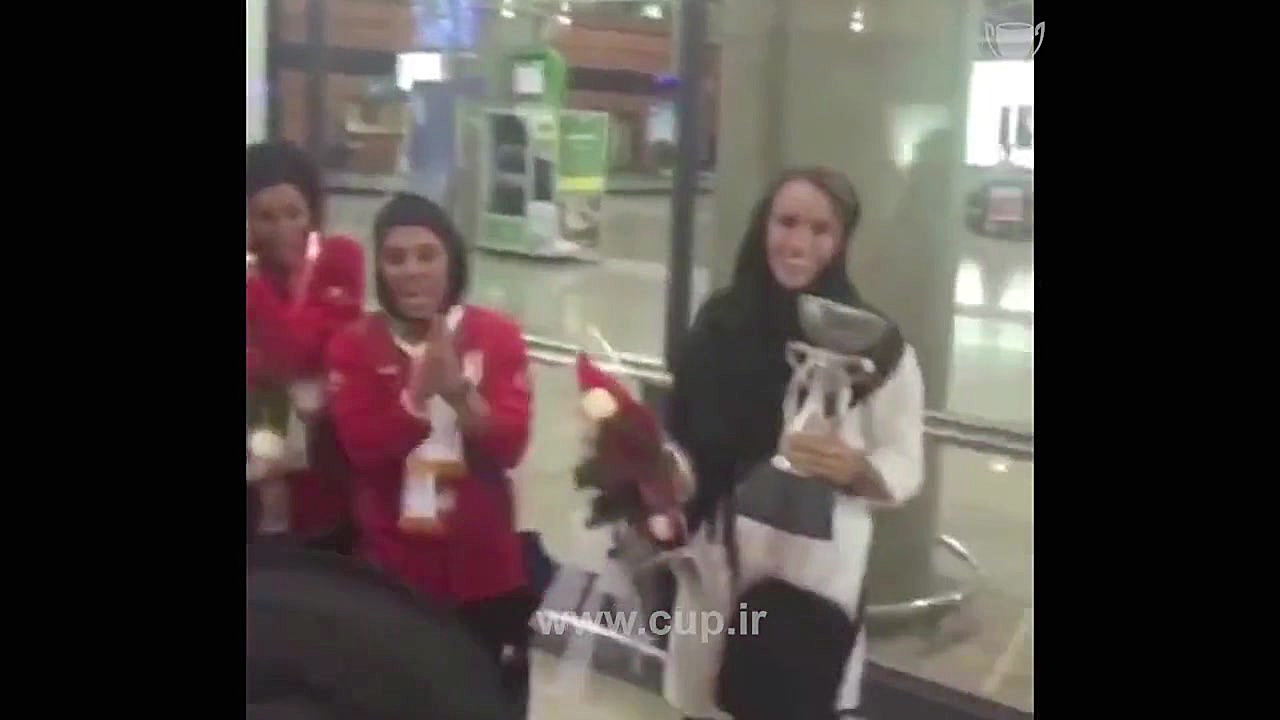 اهدا کاپ قهرمانی به نیلوفر ارد...