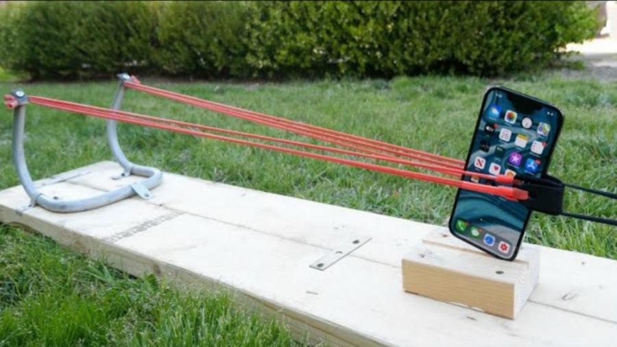 آیفون 12 پرو مکس در مقابل تیرک...