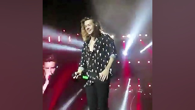 هری با دوربین ی فن عکس میگیره