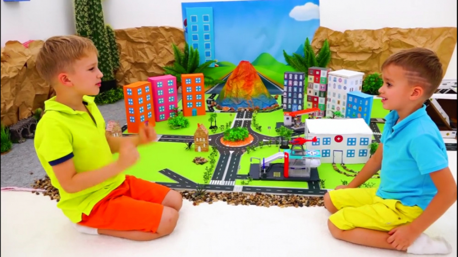 ولاد و نیکی با اسباب بازی خود...