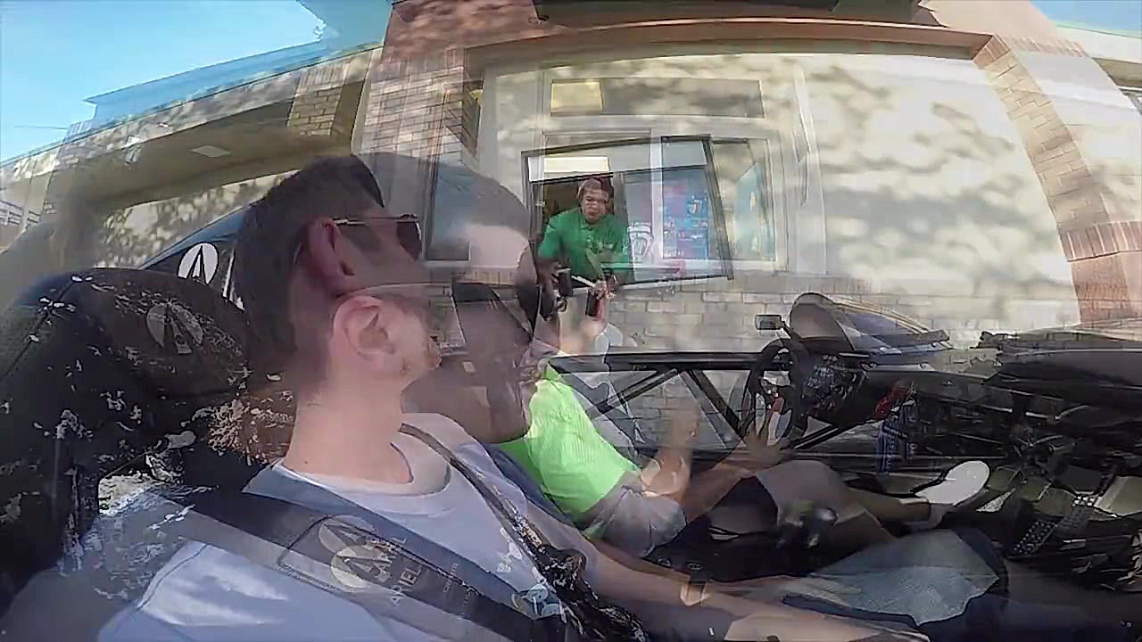 نوشیدنی در خودروی آریل اتم