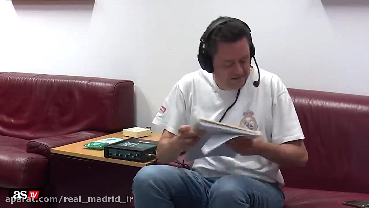 واکنش بامزه سردبیر آس به گل‌ها...