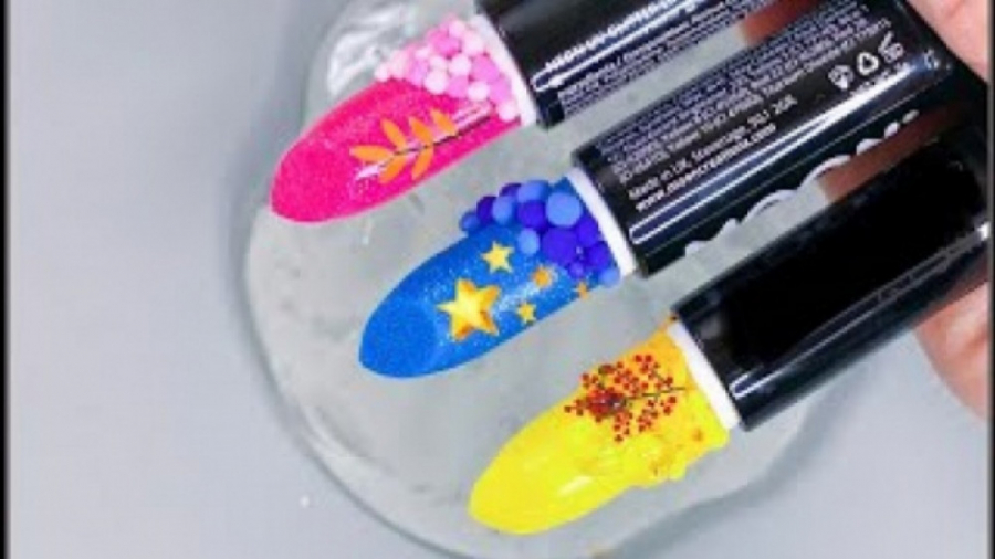 مخلوط رژ ولوازم میکاپ در اسلای...