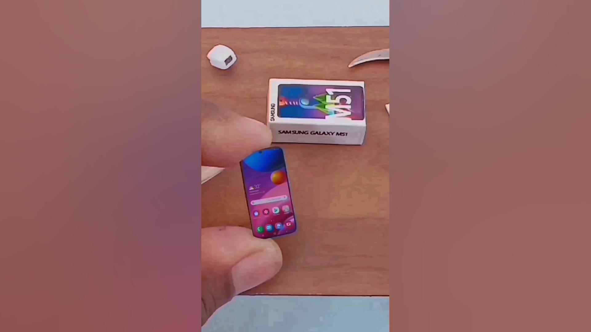 انباکسینگ کوچکترین گوشی گلکسی...