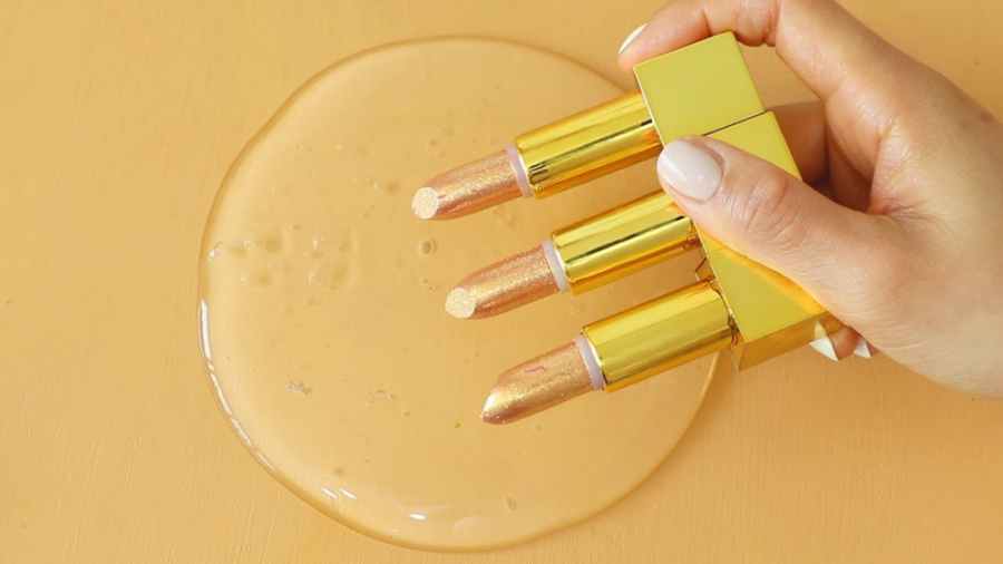 مجموعه رژ  اکلیل  ارایشی در اس...