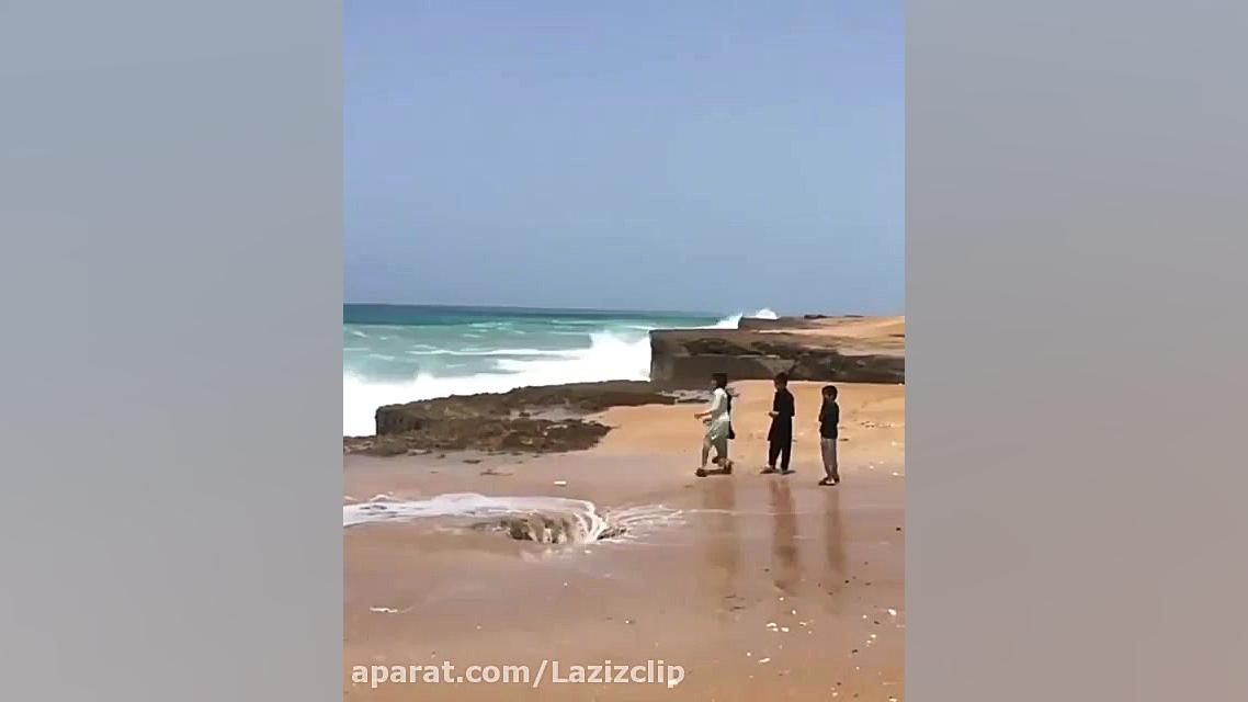 پدیده زیبای موج فشان در سواحل...