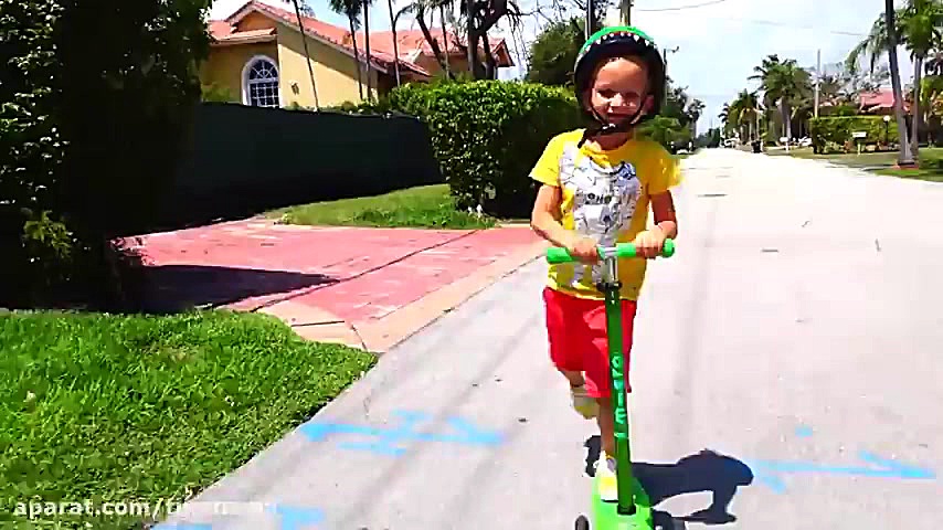 بازی با ماشین های اسباب بازی...