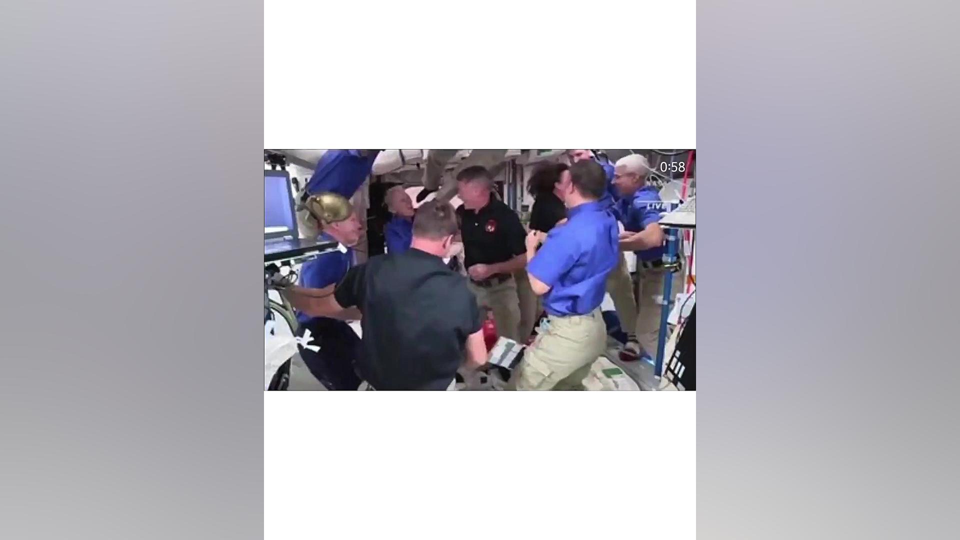 ورود فضانواردان به ایستگاه بین...