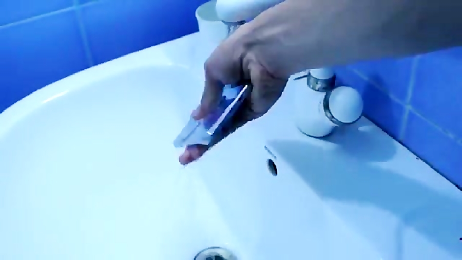 تست آب  Galaxy J7 و Galaxy J5