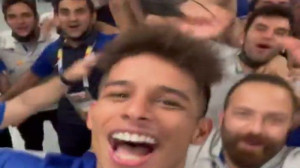 جشن و پایکوبی بازیکنان استقلال...