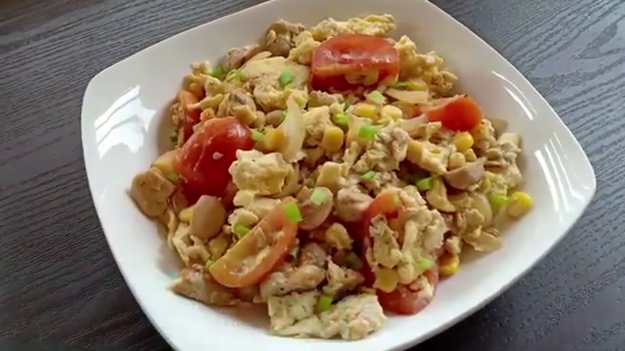 طرز تهیه خوراک تخم مرغ با گوجه