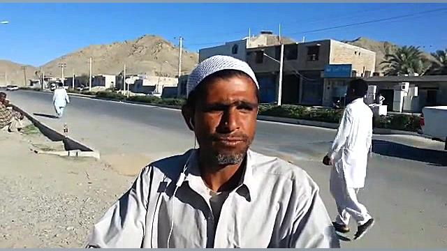 مردی که سیگار روشن را میخورد و...