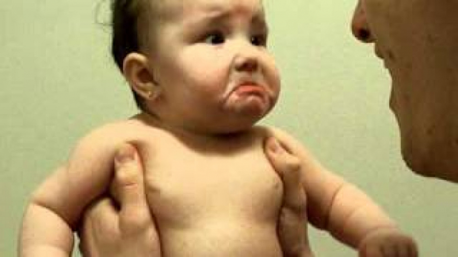 ترسیدن نوزاد از خنده وحشتناک پ...