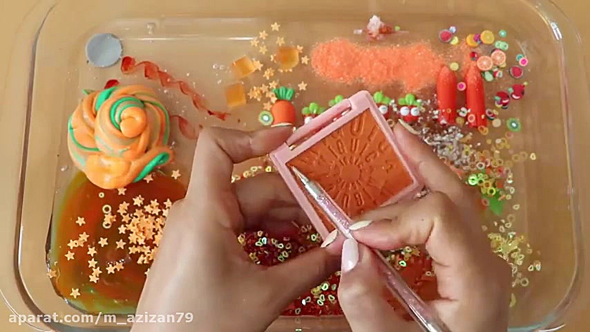 مخلوط کردن لوازم آرایشی نارنجی...