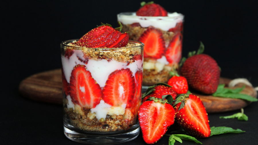 دسر ترایفل موز و توت فرنگی