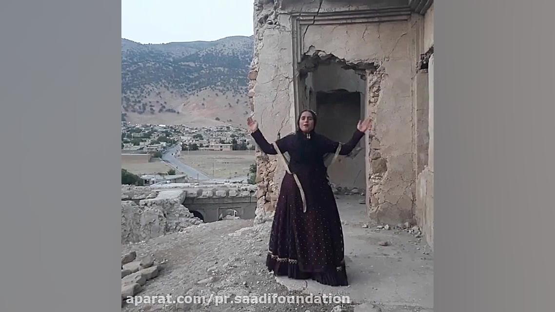 شاهنامه خوانی در کنار یک بنای...