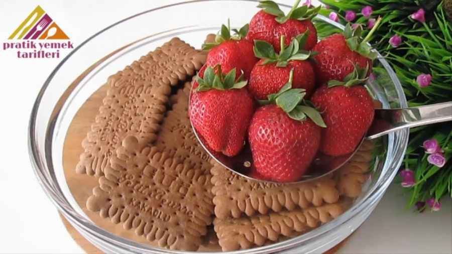 دسر توت فرنگی با بیسکویت  آموز...