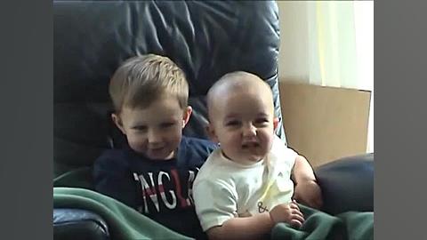 فیلم بامزه از گاز گرفتن بچه