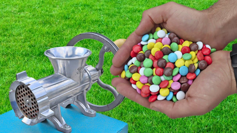 خرد کرد اسمارتیز شکلاتی در چرخ...