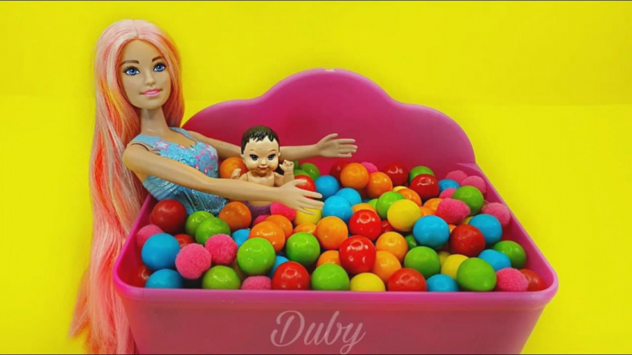 بازی و سرگرمی کودکان با توپ ها...