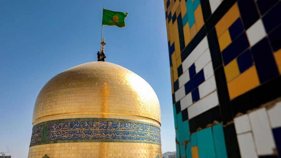 تعویض پرچم گنبد منور رضوی در آ...