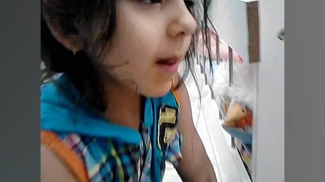 خوردن شکلات با آبنبات جرقه ای