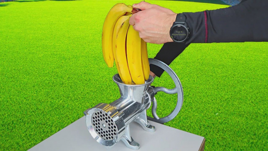 انداختن موزها در چرخ گوشت  له...