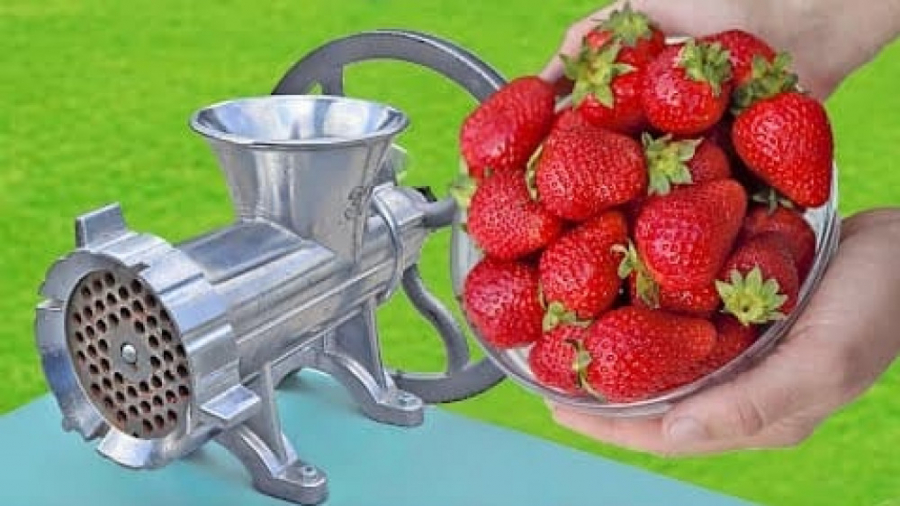 له کردن توت فرنگی در چرخ گوشت...