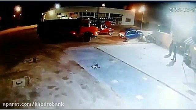 حمله کامیون به شورولت کورسا در...