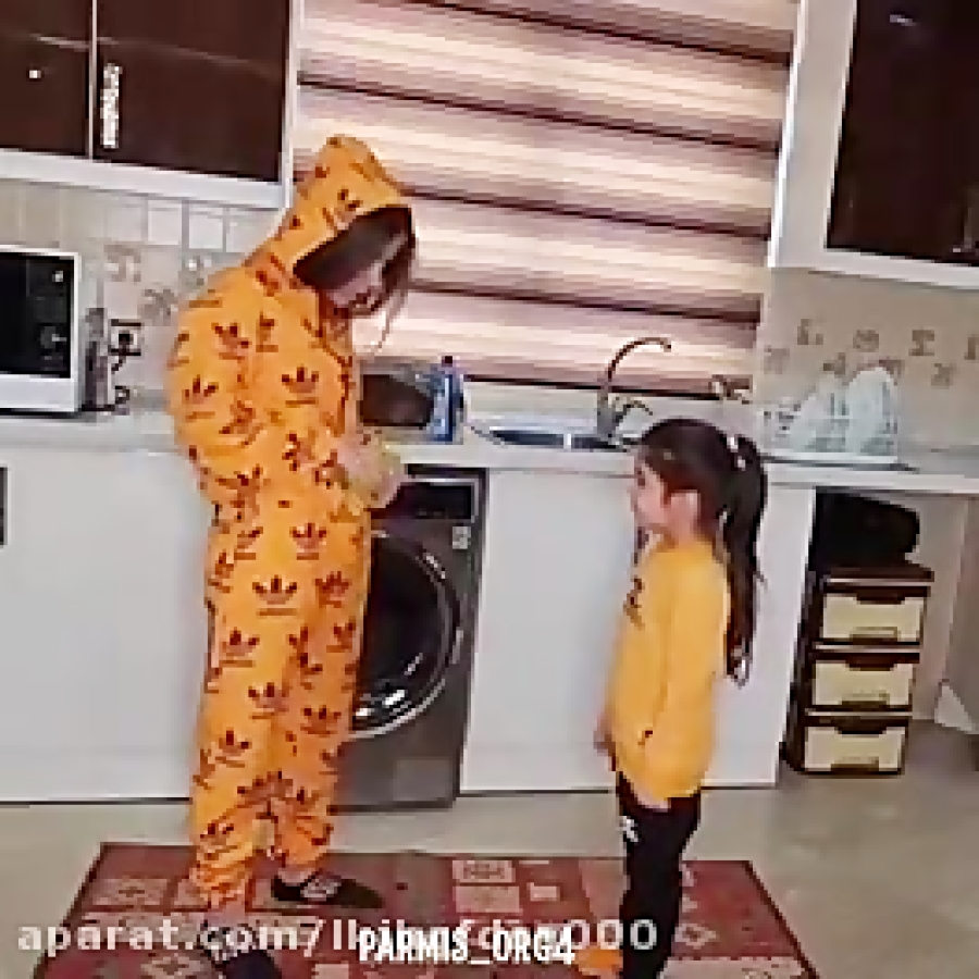 پارمیس و خواهرش(دنبال=دنبال)