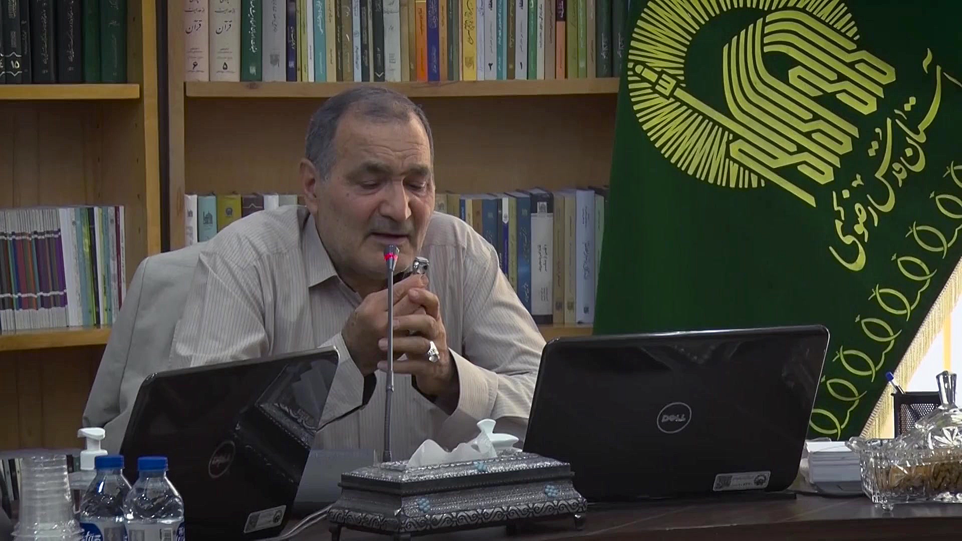 مراسم اهداء انگشتری منقش به تم...