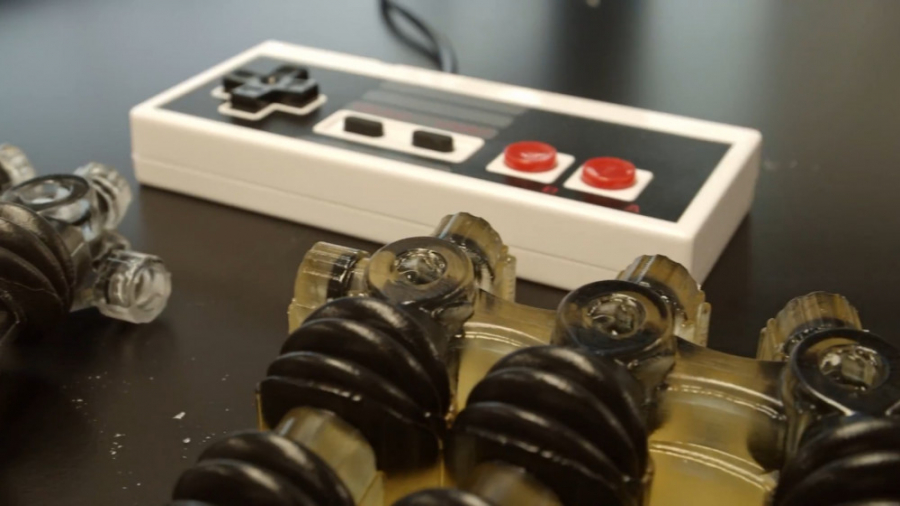 دست رباتیک بازی سوپر ماریو را...