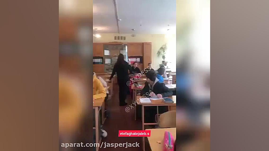 پاشیدن اسپری فلفل روی صورت معل...