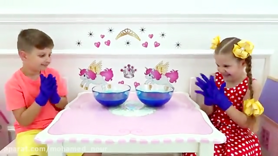 Diana and Roma pretend play with magic sweets 