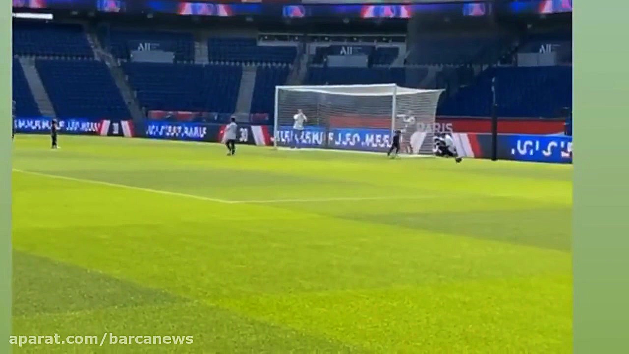 بازی کردن مسی با فرزندانش در و...