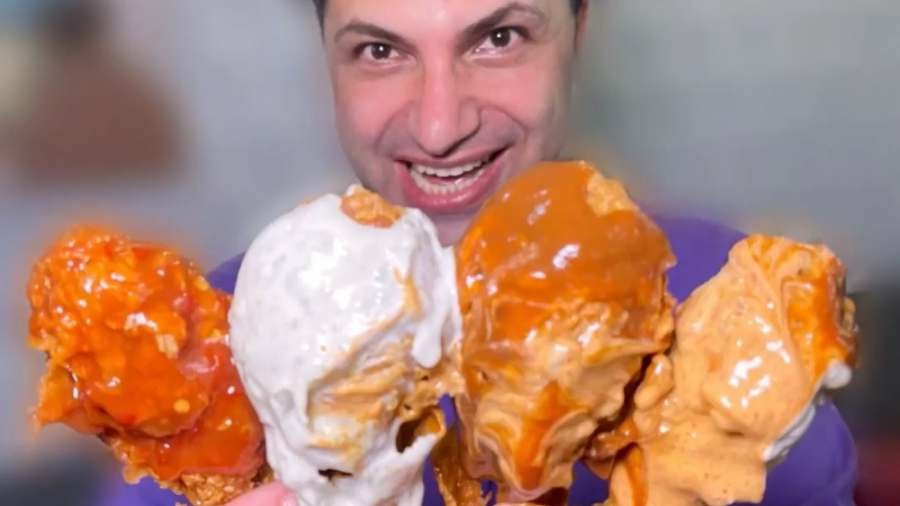 سس باز عالم در فست فود سیکا