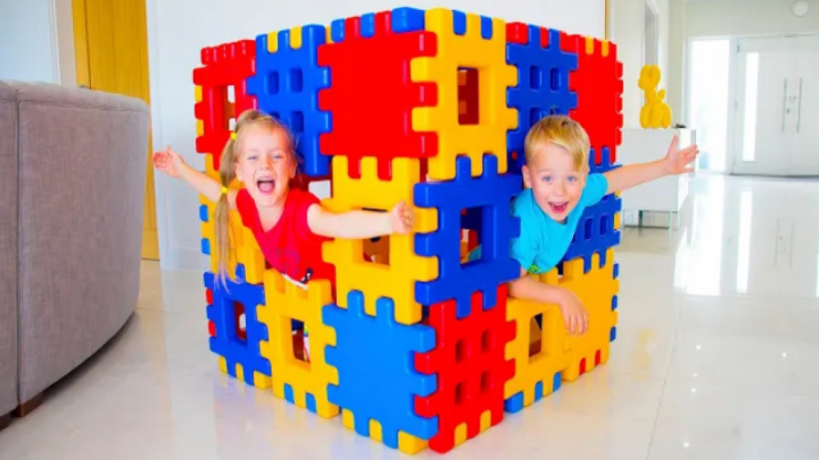 گبی و الکس با بلوک های خانه سا...