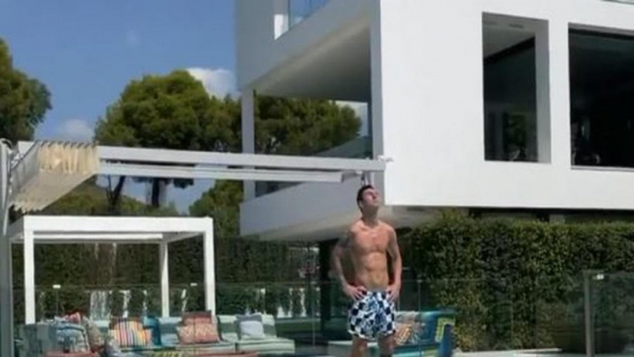 لئو مسی در بارسلون ریلکس میکند...