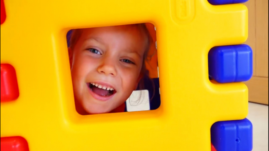 گبی و الکس با بلوک های خانه سا...