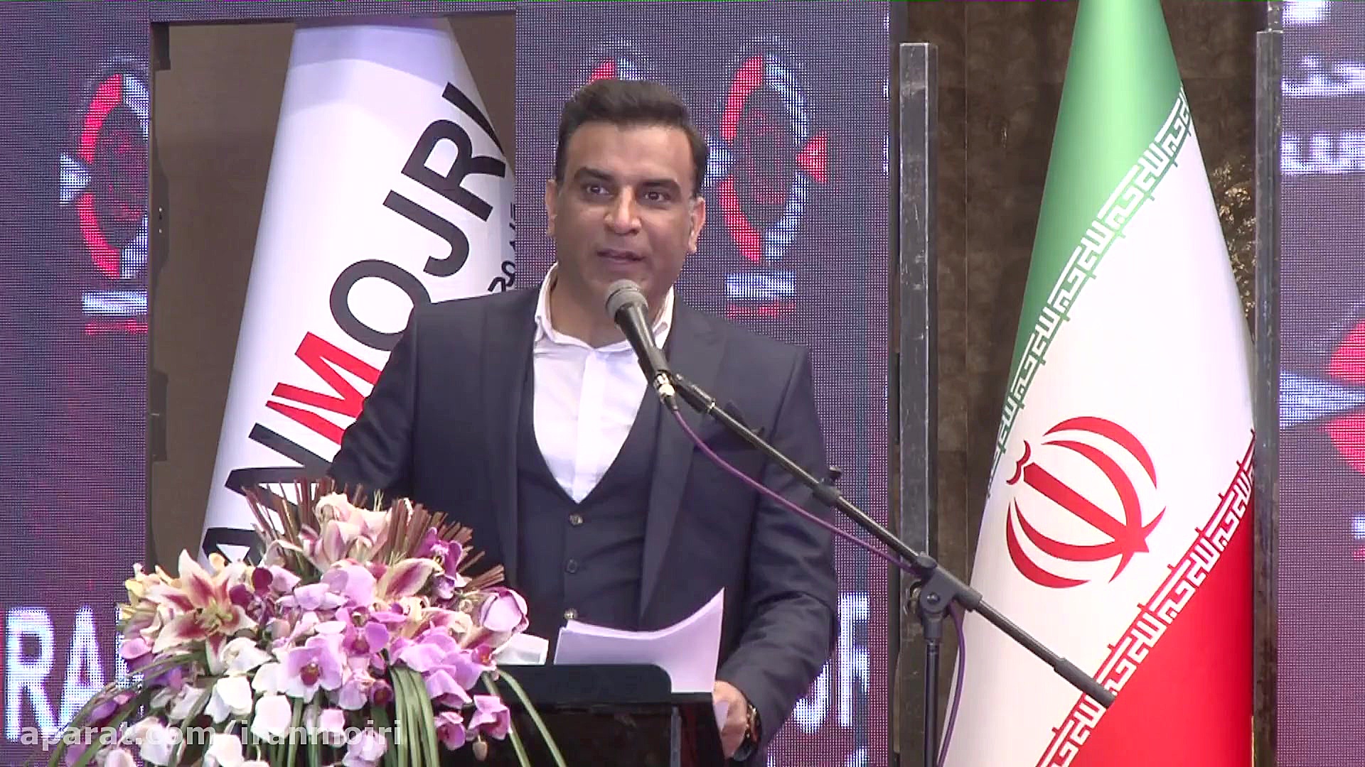 عنوان :اهدای مدالیون ایلناز آر...