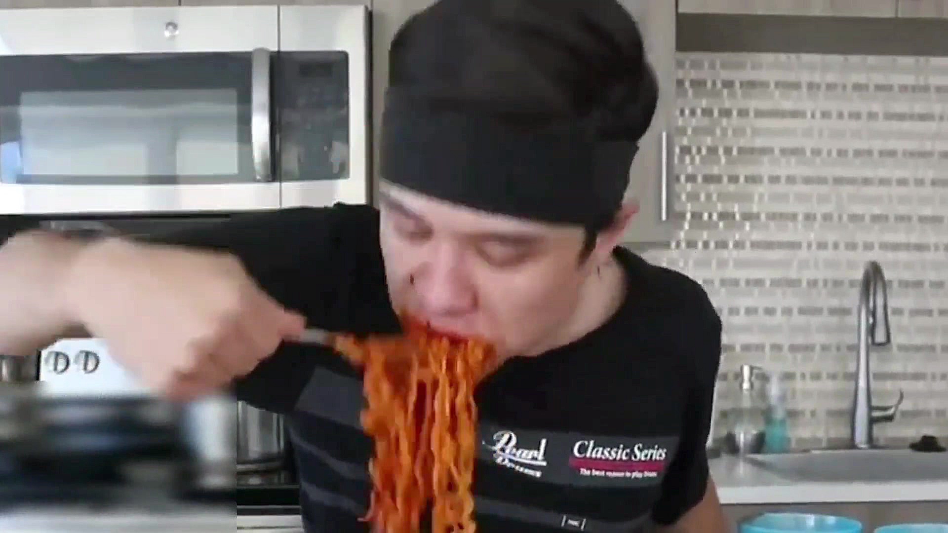 چالش غذا خوردن