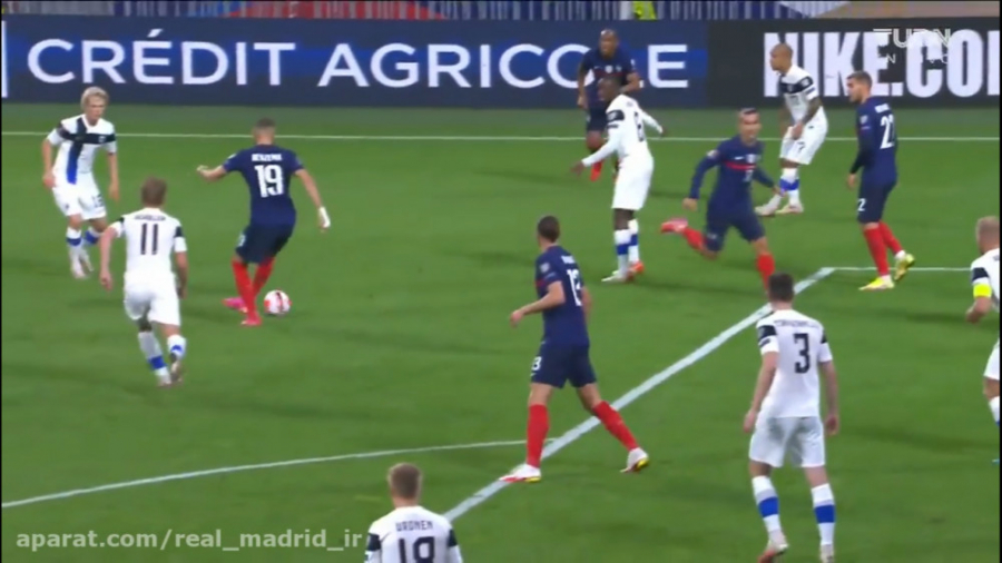 پاس گل پشت پای دیدنی بنزما به...